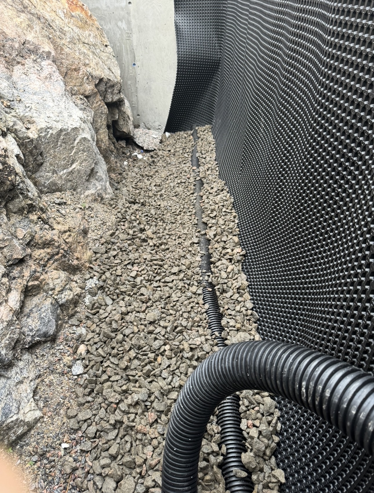 Drenering mellom fjell og grunnmur med knottplast og pukk
